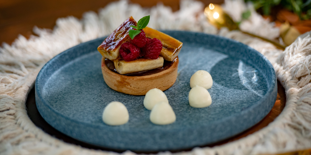 Bocadillo dulce con miel y frutos rojos