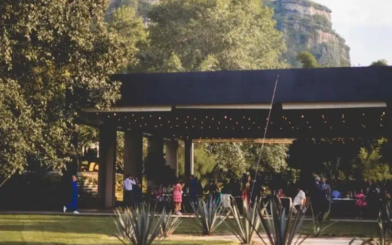 Jardines exuberantes en El Suspiro, Morelos, el escenario perfecto para bodas al aire libre.