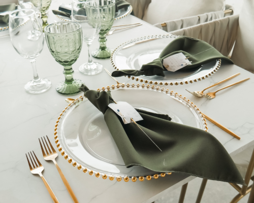 Detalle de montaje para boda con cubiertos, vajilla copas y adornos para mesa a cargo de Grupo Alaia