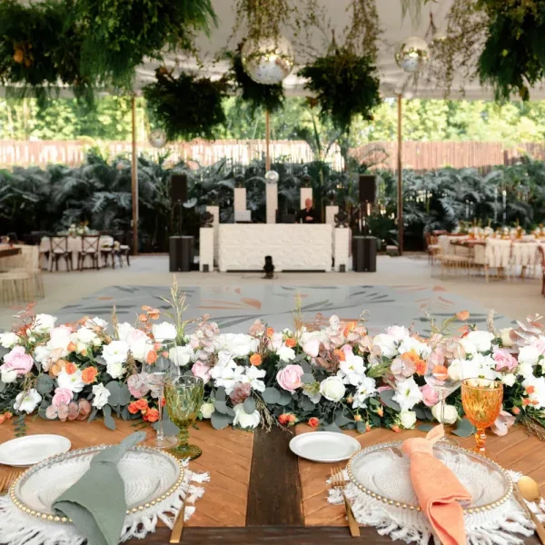 Imagen panorámica de un salón para fiestas semiabierto con mobiliario y decoración
