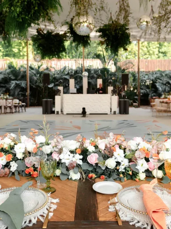 Imagen panorámica de un salón para fiestas semiabierto con mobiliario y decoración