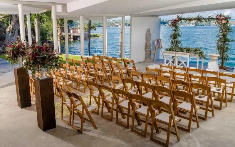 Capilla para celebrar bodas. Al fondo el lago de Tres Cielos Tequesquitengo