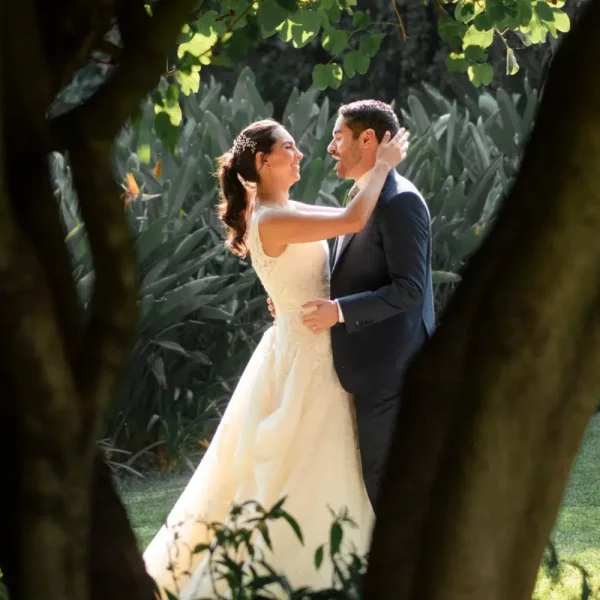 Novios celebrando su boda. Las damas de honor hacen un pasillo con conferti.