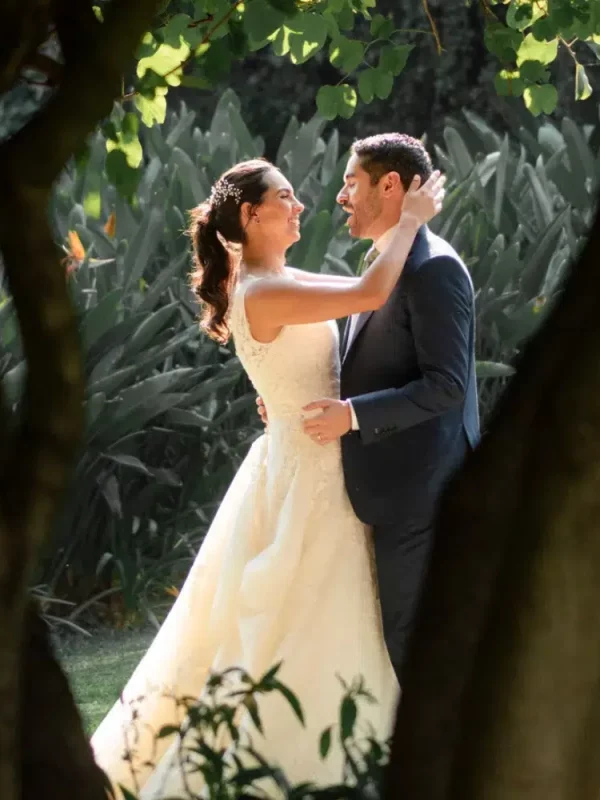 Novios celebrando su boda. Las damas de honor hacen un pasillo con conferti.