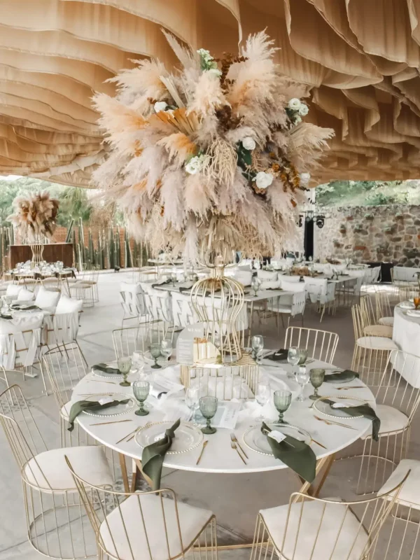 Imagen panorámica de un salón para fiestas semiabierto con mobiliario y decoración